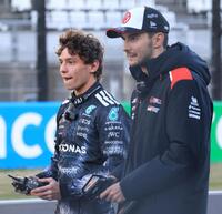 コースでラジコンを楽しむメルセデスのアンドレア・キミ・アントネッリ（左）とハース・フェラーリのエステバン・オコン＝鈴鹿サーキット（撮影・神子素慎一）