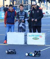 コースでラジコンを楽しむメルセデスのアンドレア・キミ・アントネッリ（中央）とハース・フェラーリのエステバン・オコン（右）＝鈴鹿サーキット（撮影・神子素慎一）