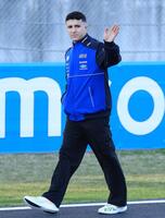 声援に応えるレッドブル・フォードのアイザック・ハジャー＝鈴鹿サーキット（撮影・神子素慎一）