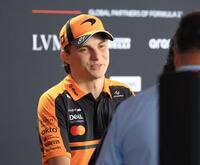 インタビューに応じるマクラーレン・メルセデスのオスカー・ピアストリ＝鈴鹿サーキット（撮影・神子素慎一）