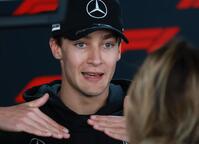 インタビューに応じるメルセデスのジョージ・ラッセル＝鈴鹿サーキット（撮影・神子素慎一）