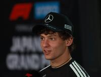 インタビューに応じるメルセデスのアンドレア・キミ・アントネッリ＝鈴鹿サーキット（撮影・神子素慎一）