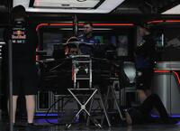 調整するレッドブルのクルー＝鈴鹿サーキット（撮影・神子素慎一）