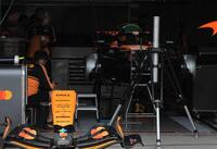 調整するマクラーレンのクルー＝鈴鹿サーキット（撮影・神子素慎一）