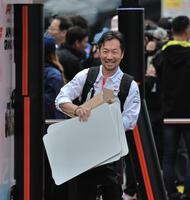 サーキット入りするハース・フェラーリの小松礼雄代表＝鈴鹿サーキット（撮影・神子素慎一）