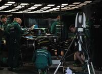 マシンの調整に余念の無いアストンマーティンのクルー＝鈴鹿サーキット（撮影・神子素慎一）