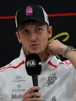 質問に答えるレーシングブルズ・フォードのリアム・ローソン＝鈴鹿サーキット（撮影・神子素慎一）