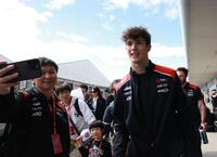 ファンとふれ合うハース・フェラーリのオリバー・ベアマン（右）＝鈴鹿サーキット（撮影・神子素慎一）