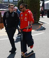 メルセデスの関係者と談笑するフェラーリのルイス・ハミルトンハミルトン（右）＝鈴鹿サーキット（撮影・神子素慎一）