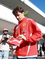サインしながらチームスイートに向かうフェラーリのシャルル・ルクレール＝鈴鹿サーキット（撮影・神子素慎一）