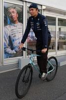 チームスイートを出るウイリアムズ・メルセデスのアレクサンダー・アルボン＝鈴鹿サーキット（撮影・神子素慎一）