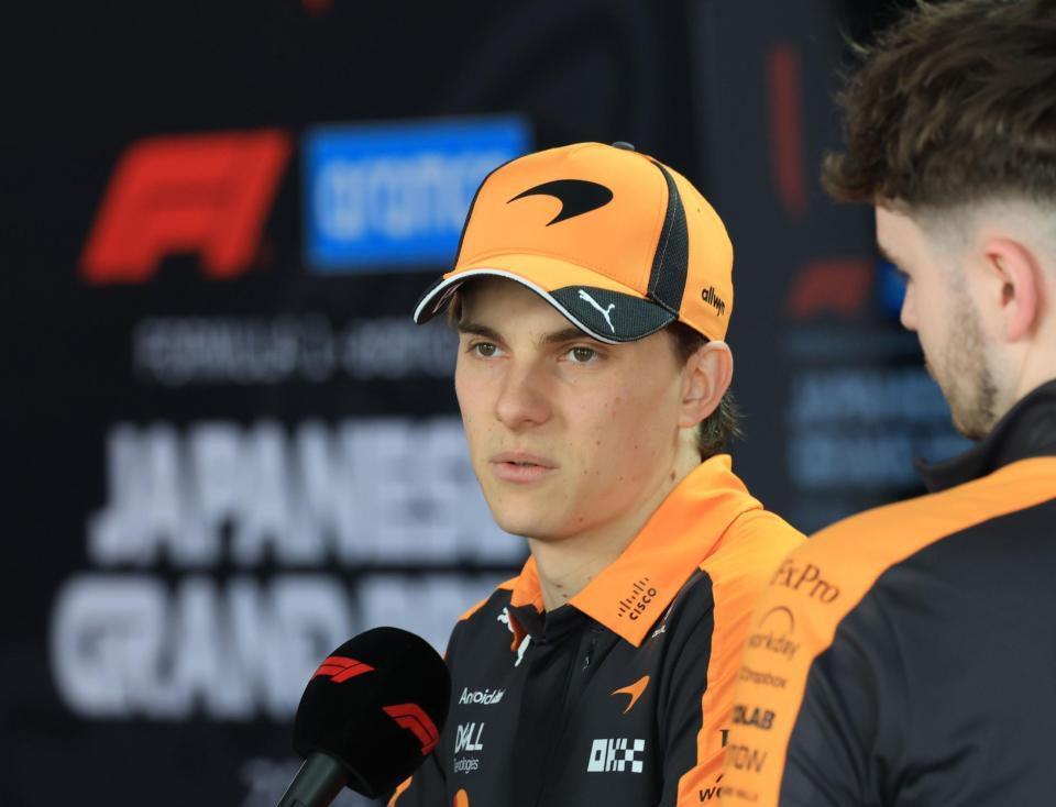 インタビューに応じるマクラーレン・メルセデスのオスカー・ピアストリ＝鈴鹿サーキット（撮影・神子素慎一）