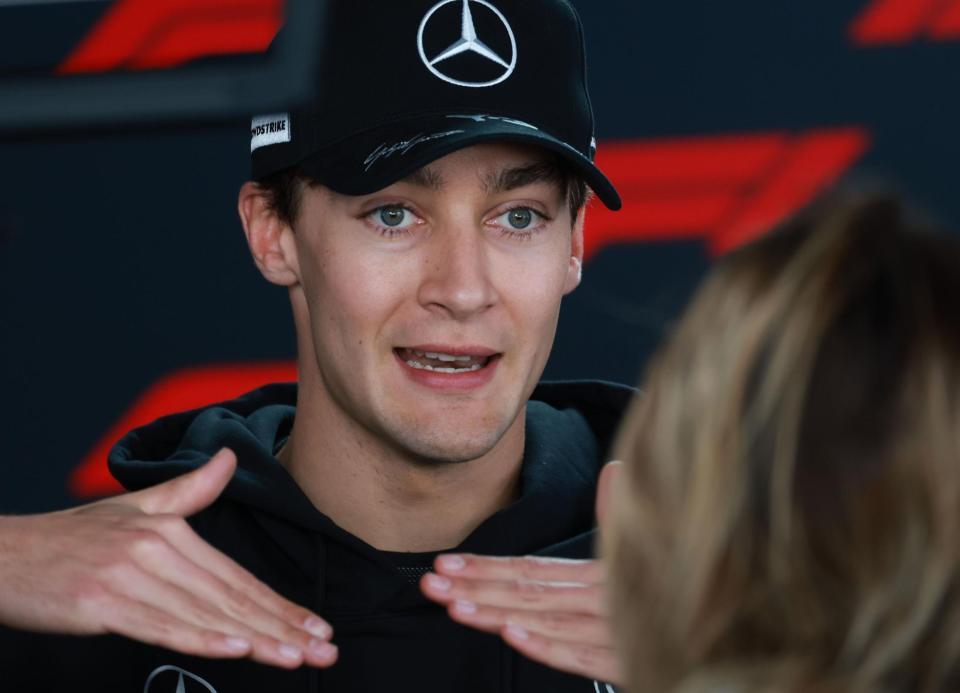 インタビューに応じるメルセデスのジョージ・ラッセル＝鈴鹿サーキット（撮影・神子素慎一）