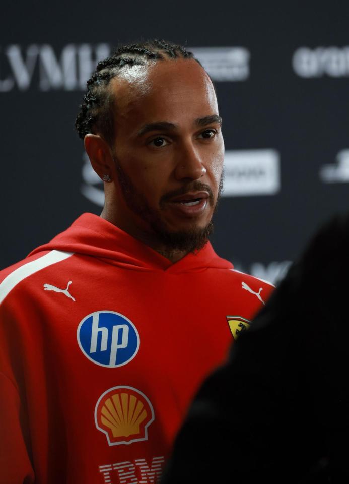 インタビューを受けるフェラーリのルイス・ハミルトンハミルトン＝鈴鹿サーキット（撮影・神子素慎一）