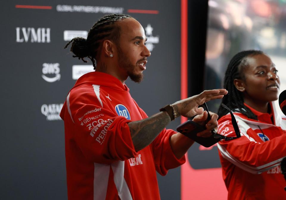 インタビューを受けるフェラーリのルイス・ハミルトンハミルトン＝鈴鹿サーキット（撮影・神子素慎一）