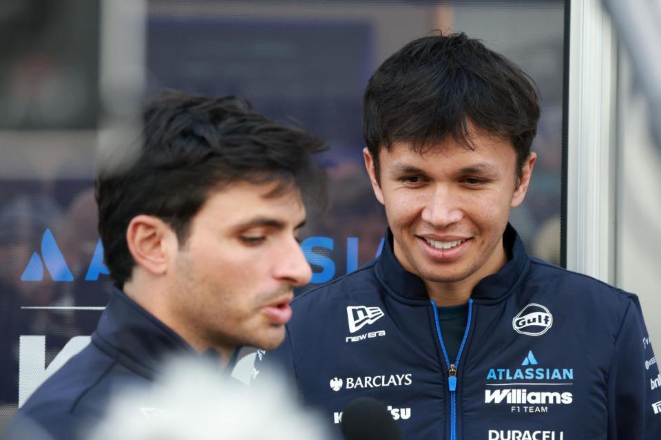 インタビューを受けるウイリアムズ・メルセデスのカルロス・サインツとウイリアムズ・メルセデスのアレクサンダー・アルボン＝鈴鹿サーキット（撮影・神子素慎一）