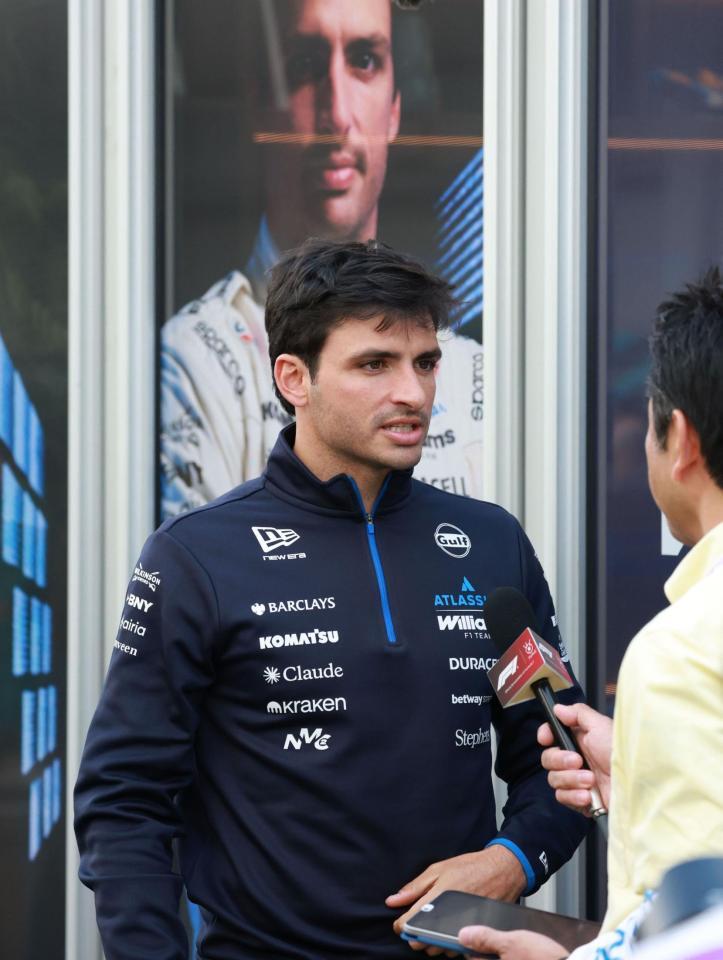 インタビューを受けるウイリアムズ・メルセデスのカルロス・サインツ＝鈴鹿サーキット（撮影・神子素慎一）