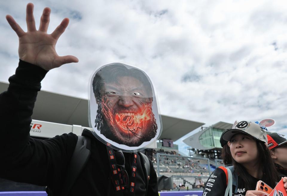 ピットウォークを楽しむファン＝鈴鹿サーキット（撮影・神子素慎一）