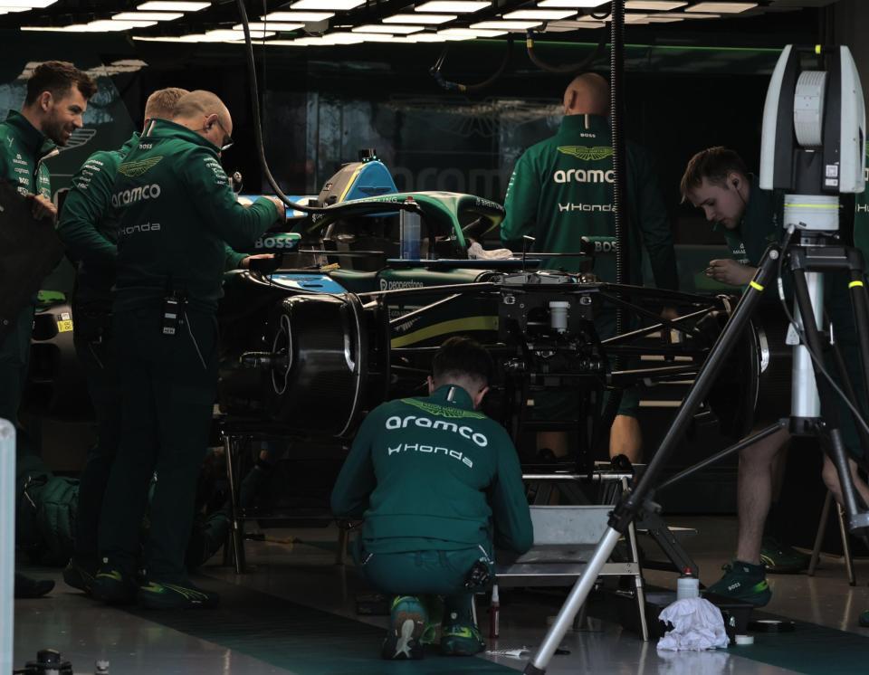 調整に励むアストンマーティンのピットクルー＝鈴鹿サーキット（撮影・神子素慎一）