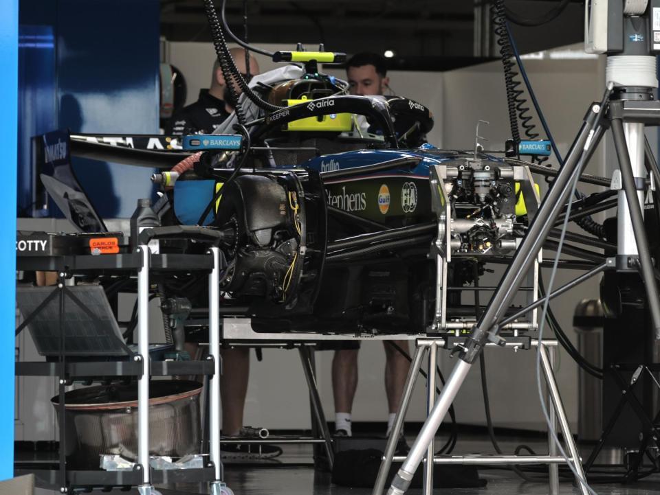 調整するウイリアムズのクルー＝鈴鹿サーキット（撮影・神子素慎一）