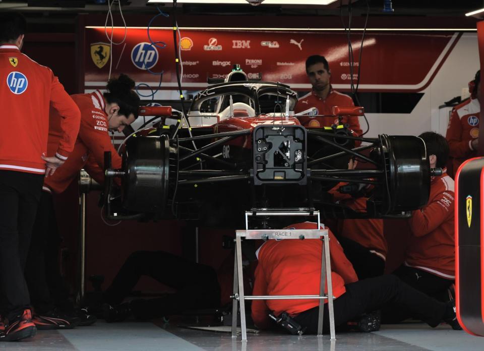 調整に余念のないフェラーリのクルー＝鈴鹿サーキット（撮影・神子素慎一）