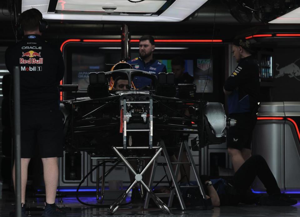 調整するレッドブルのクルー＝鈴鹿サーキット（撮影・神子素慎一）