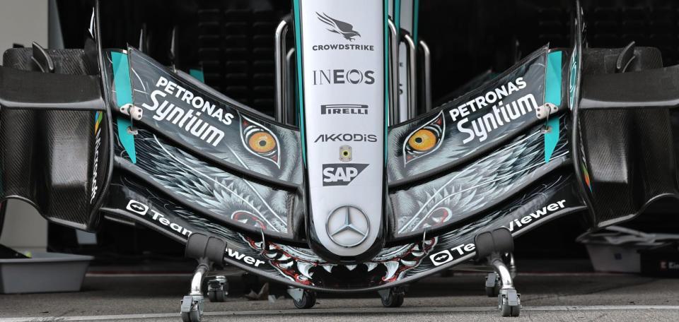 「狼」がデザインされたメルセデスのフロントウイング＝鈴鹿サーキット（撮影・神子素慎一）