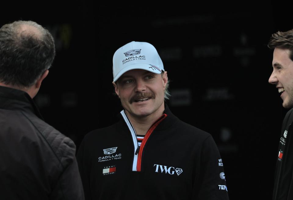 談笑するキャデラック・フェラーリのバルテリ・ボッタス＝鈴鹿サーキット（撮影・神子素慎一）