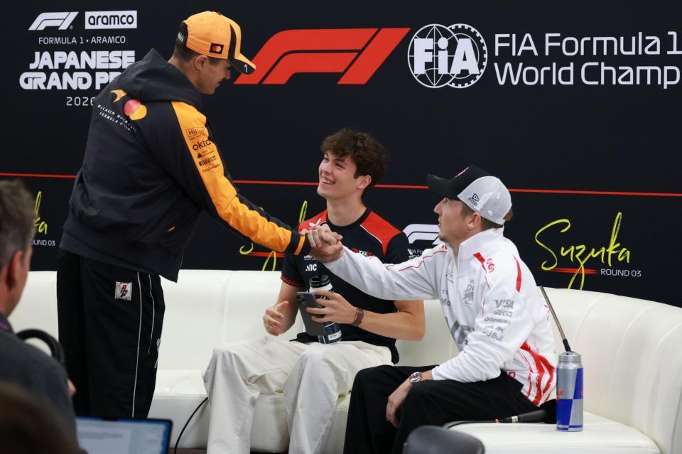 リのオリバー・ベアマン。左はマクラーレン・メルセデスのランド・ノリス。右はレーシングブルズ・フォードのリアム・ローソン＝鈴鹿サーキット（撮影・神子素慎一）