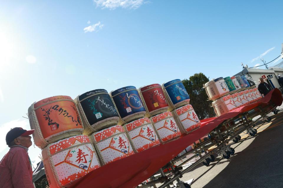 関係者を迎えるため菰樽が用意される＝鈴鹿サーキット（撮影・神子素慎一）