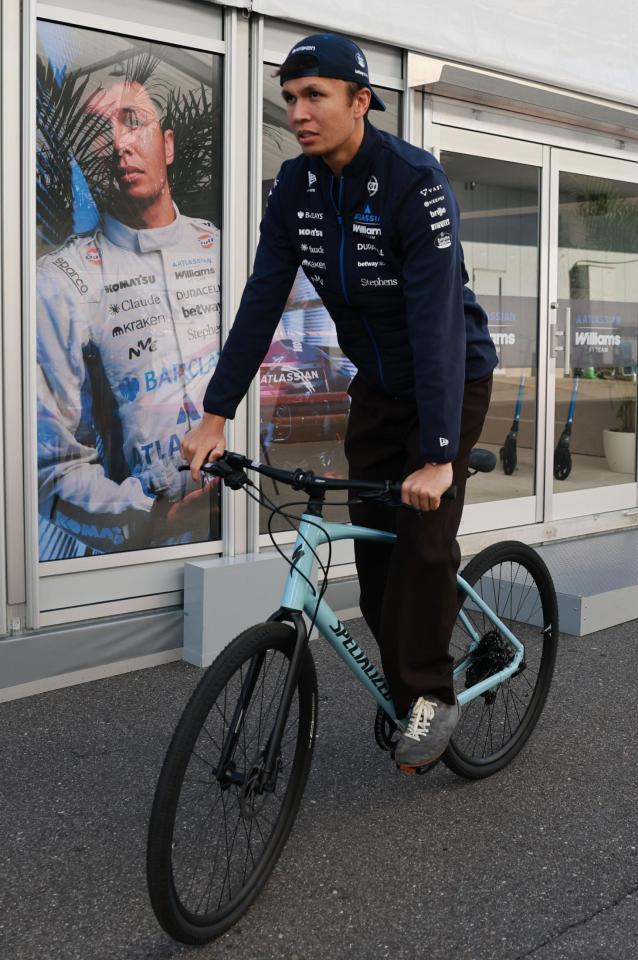 チームスイートを出るウイリアムズ・メルセデスのアレクサンダー・アルボン＝鈴鹿サーキット（撮影・神子素慎一）