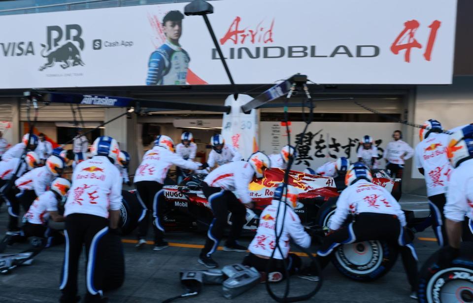 ピット練習するレーシングブルズ＝鈴鹿サーキット（撮影・神子素慎一）