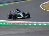 １３０Ｒを駆け抜けるメルセデスのジョージ・ラッセル（撮影・神子素慎一）