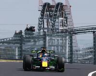 アトラクションを背に好走するレッドブル・フォードのマックス・フェルスタッペン（撮影・神子素慎一）