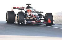 立体交差を駆け抜けるハース・フェラーリのオリバー・ベアマン（撮影・神子素慎一）