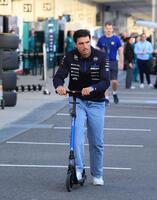 ミーティングに向かうウイリアムズ・メルセデスのカルロス・サインツ（撮影・神子素慎一）