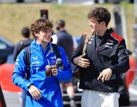 ハース・フェラーリのオリバー・ベアマンと談笑するアルピーヌ・メルセデスのフランコ・コラピント（撮影・神子素慎一）