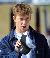 サーキット入りするレーシングブルズ・フォードのリアム・ローソン（撮影・神子素慎一）