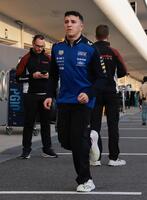 ドイバーズミーティングぬ向かうレッドブル・フォードのアイザック・ハジャー（撮影・神子素慎一）