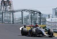 アトラクションを背に力走するアウディのニコ・ヒュルケンベルグ（撮影・神子素慎一）