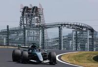 アトラクションを背に力走するメルセデスのジョージ・ラッセル（６３）＝撮影・神子素慎一