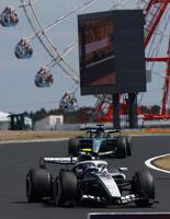 観覧車を背に好走するキャデラック・フェラーリのバルテリ・ボッタス（撮影・神子素慎一）