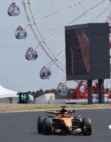 観覧車を背に力走するマクラーレン・メルセデスのオスカー・ピアストリ（撮影・神子素慎一）