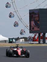 観覧車を背に力走するフェラーリのシャルル・ルクレール（撮影・神子素慎一）