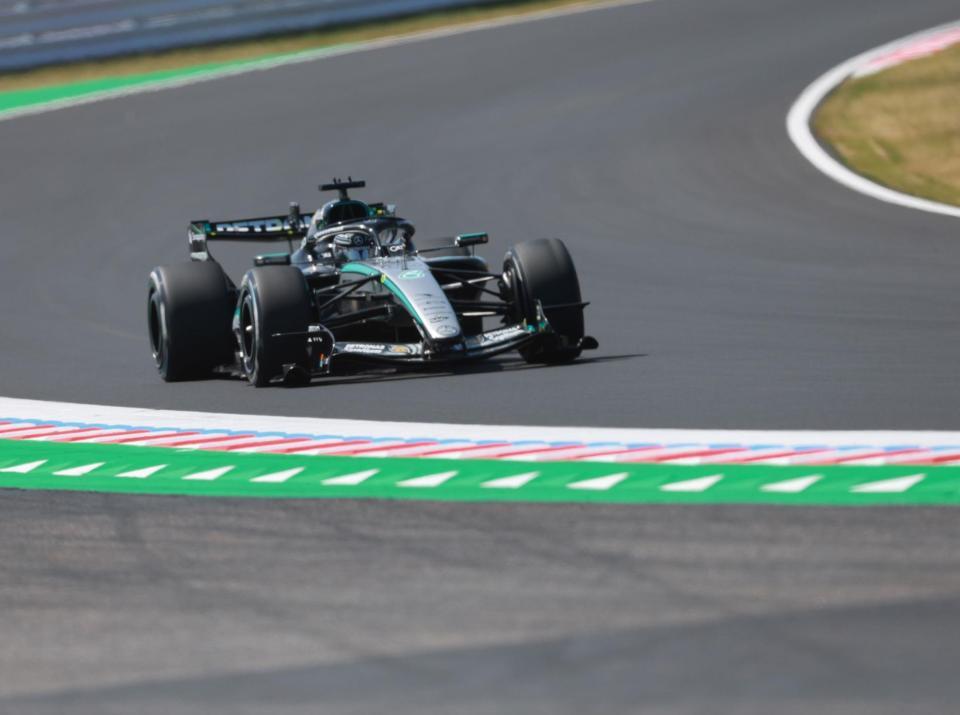 １３０Ｒを駆け抜けるメルセデスのジョージ・ラッセル（撮影・神子素慎一）