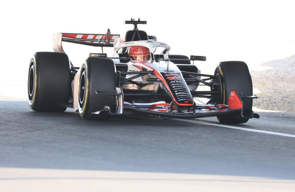 立体交差を駆け抜けるハース・フェラーリのオリバー・ベアマン（撮影・神子素慎一）