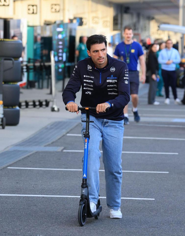 ミーティングに向かうウイリアムズ・メルセデスのカルロス・サインツ（撮影・神子素慎一）
