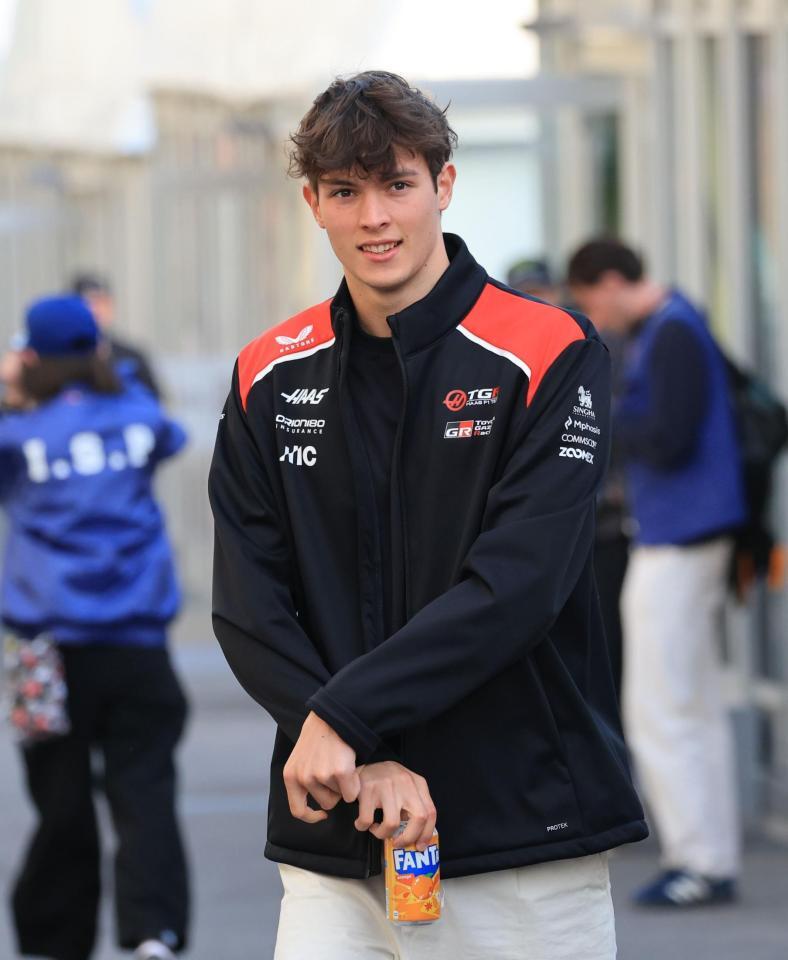 ミーティングに向かうハース・フェラーリのオリバー・ベアマン（撮影・神子素慎一）