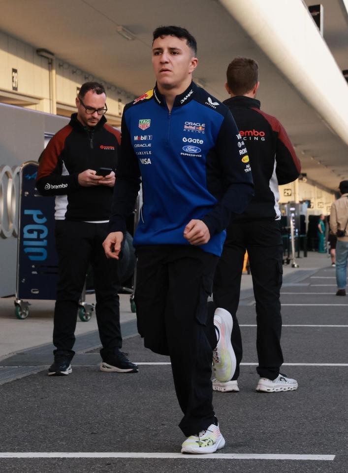 ドイバーズミーティングぬ向かうレッドブル・フォードのアイザック・ハジャー（撮影・神子素慎一）