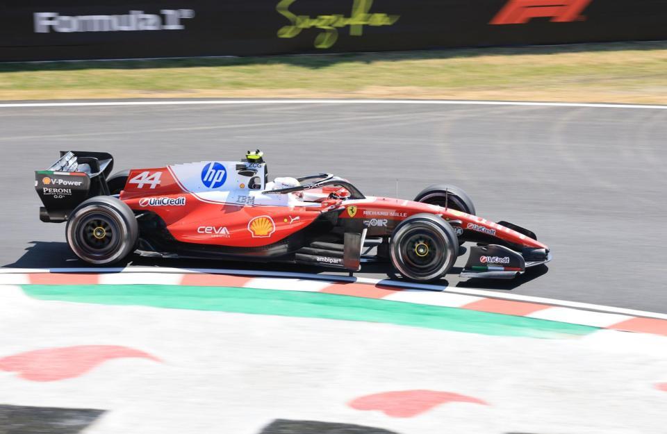 デグナーを駆け抜けるフェラーリのルイス・ハミルトンハミルトン（撮影・神子素慎一）